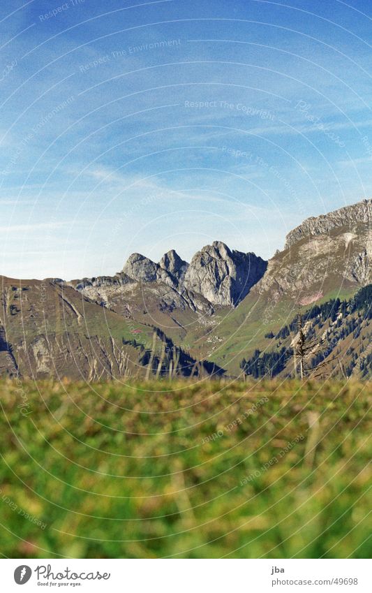 aussicht Gras grün grau Horizont Aussicht Berge u. Gebirge Felsen Stein Himmel Erde blau