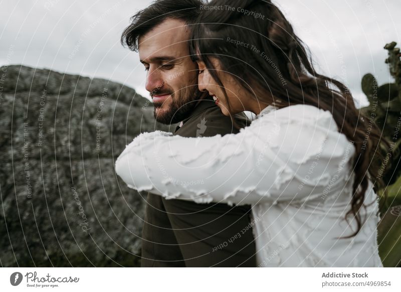 Zartes frisch vermähltes Paar, das sich in der Natur umarmt Hochzeit striegeln Braut Jungvermählter Umarmung Liebe Partnerschaft romantisch Umarmen Heirat