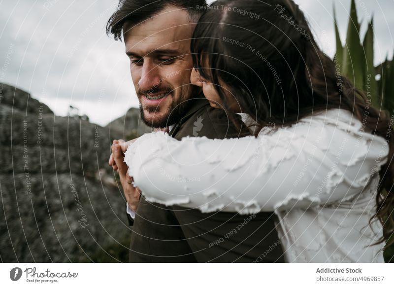 Zartes frisch vermähltes Paar, das sich in der Natur umarmt Hochzeit striegeln Braut Jungvermählter Umarmung Liebe Partnerschaft romantisch Umarmen Heirat