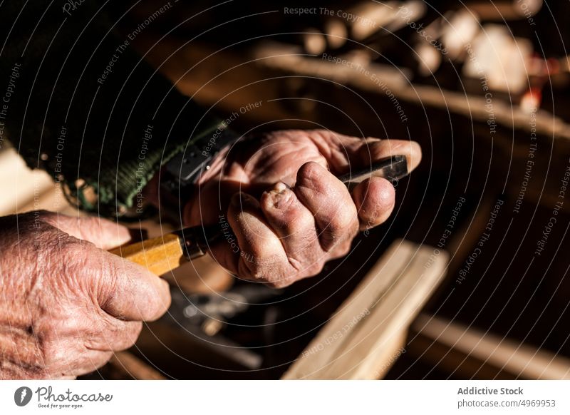 Älterer Schreiner mit Meißel Zimmerer Beitel Werkstatt älter Hände knittern Gerät Werkzeug Industrie Handwerk Tischlerin männlich Senior reif manuell Job