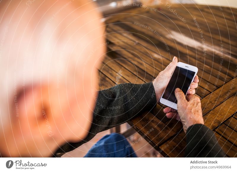 alter Mann benutzt sein Smartphone Lifestyle in den Ruhestand getreten klug Ausdruck männlich Nachricht Zelle Internet Person positiv gealtert Telefon Surfen