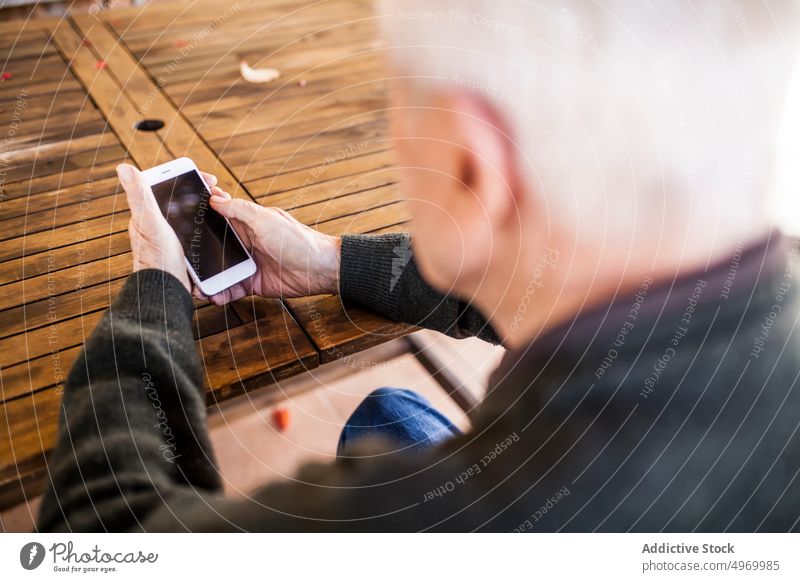 alter Mann benutzt sein Smartphone Lifestyle in den Ruhestand getreten klug Ausdruck männlich Nachricht Zelle Internet Person positiv gealtert Telefon Surfen