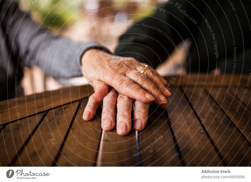 Älteres Ehepaar Lifestyle natürlich Frau männlich Familie Zusammensein Person vorschlagen Mann Erwachsener Partnerschaft Natur schütteln romantisch Porträt