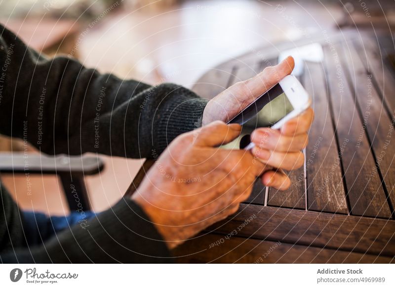 alter Mann benutzt sein Smartphone Lifestyle in den Ruhestand getreten klug Ausdruck männlich Nachricht Zelle Internet Person positiv gealtert Telefon Surfen