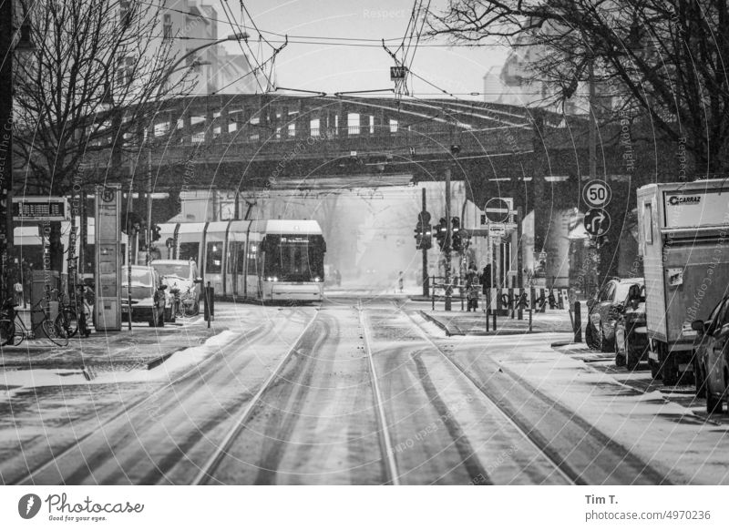 Kastanienallee ecke Schönhauser Allee im Winter mit Schnee und Tram Prenzlauer Berg Straßenbahn Brücke Berlin Stadt Außenaufnahme Stadtzentrum Hauptstadt Tag