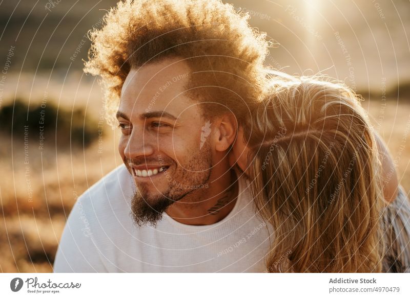 Fröhliches Paar umarmt gegen Hochland bei Sonnenuntergang Umarmen Liebe sinnlich Glück Hügel Hipster romantisch Partnerschaft Romantik Zuneigung Freundin