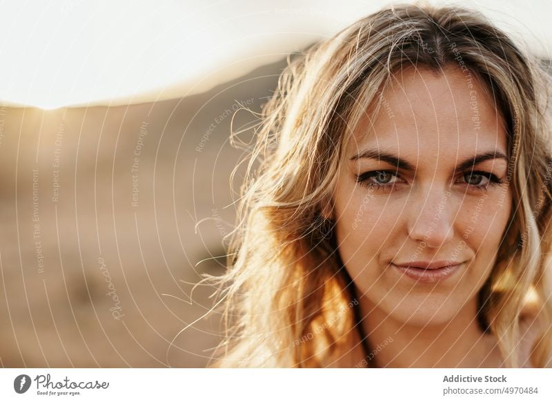 Porträt einer blonden Frau auf einem Fußweg in der Natur Straße Kleid Weg trendy Glück Freude zufrieden charismatisch schlank schlanke passen lässig lange Haare