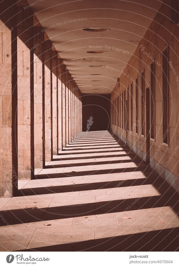 Licht und Schatten im Gang zu einer anderen Zeit Architektur Strukturen & Formen historisch lang Sonnenlicht Symmetrie Silhouette Berlin-Tempelhof abstrakt