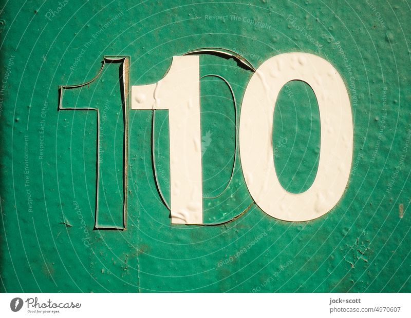 10 + 10 = 110 Nummer Wandel & Veränderung Oberfläche grün verwittert verdoppeln vergangen Typographie geklebt Lack Schilder & Markierungen authentisch