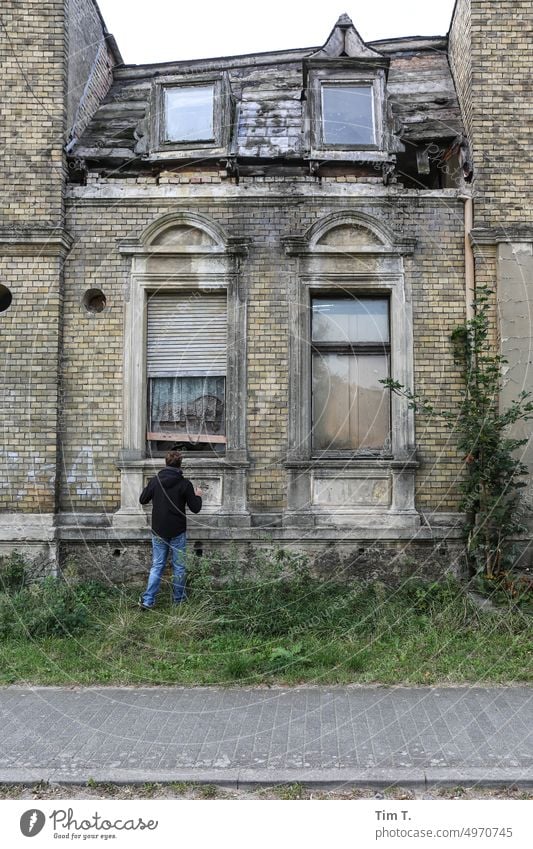 ein altes Haus in Brandenburg kaputt Fenster Gebäude Tag Architektur Außenaufnahme Fassade Farbfoto Wand Mauer Bauwerk Verfall Ruine Dorf Vergänglichkeit