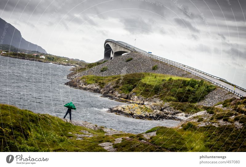 Der Fledermausmann Tourismus Ausflug Abenteuer Ferne Insel Wellen 1 Mensch Umwelt Landschaft Wasser Klima Wetter schlechtes Wetter Wind Sturm Küste Fjord Meer