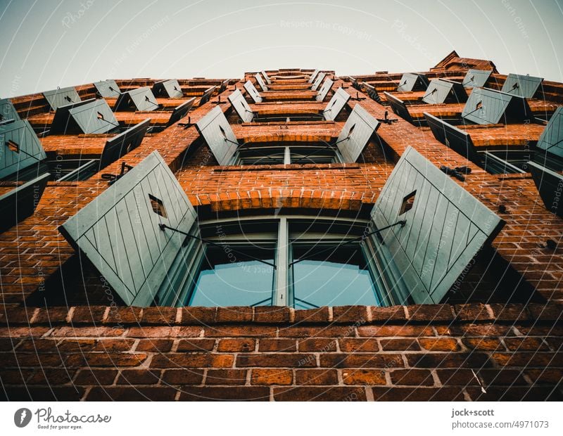 Alle Fensterläden stehen offen Fassade Haus alt Architektur Lübeck traditionell historisch Denkmalschutz Stil Wand Altbau Symmetrie Himmel Froschperspektive