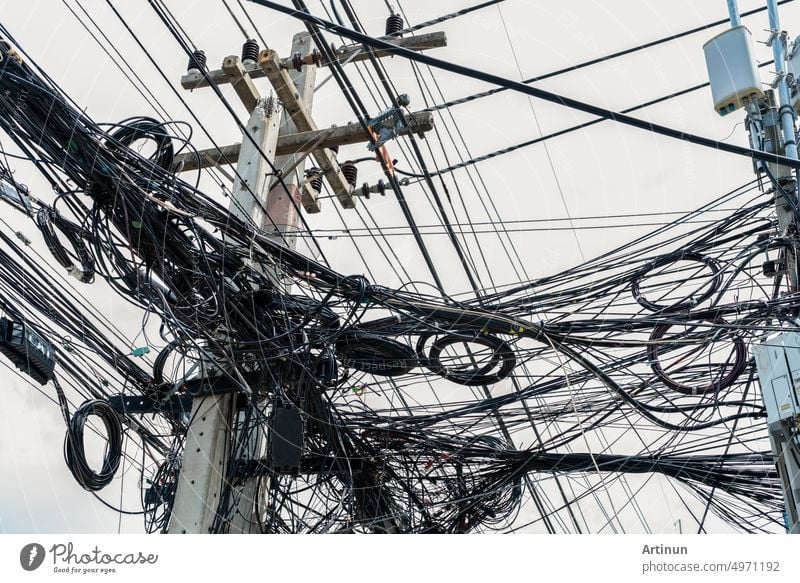 Verworrene elektrische Drähte auf städtischen Strommast. Desorganisiert und chaotisch zu Organisation Management-Konzept. Closeup verheddert elektrische Drähte . Sollte unterirdischen Draht für schöne Landschaft zu nehmen.