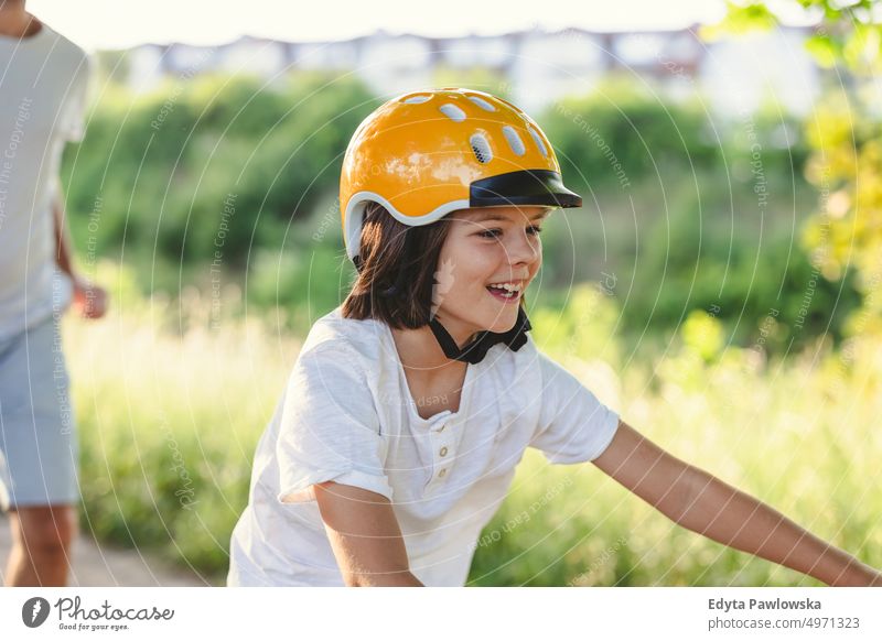 Vater bringt seinem Sohn das Fahrradfahren bei Tag Gesunder Lebensstil aktiver Lebensstil im Freien Spaß Freude Radfahren Aktivität Radfahrer genießend