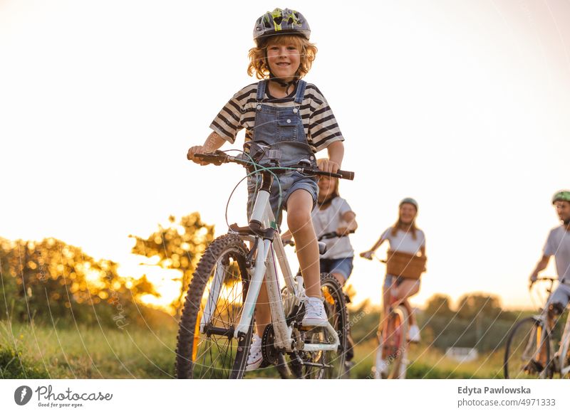 Glückliche Familie beim gemeinsamen Radfahren auf dem Lande Tag Gesunder Lebensstil aktiver Lebensstil im Freien Spaß Freude Fahrrad Fahrradfahren Aktivität