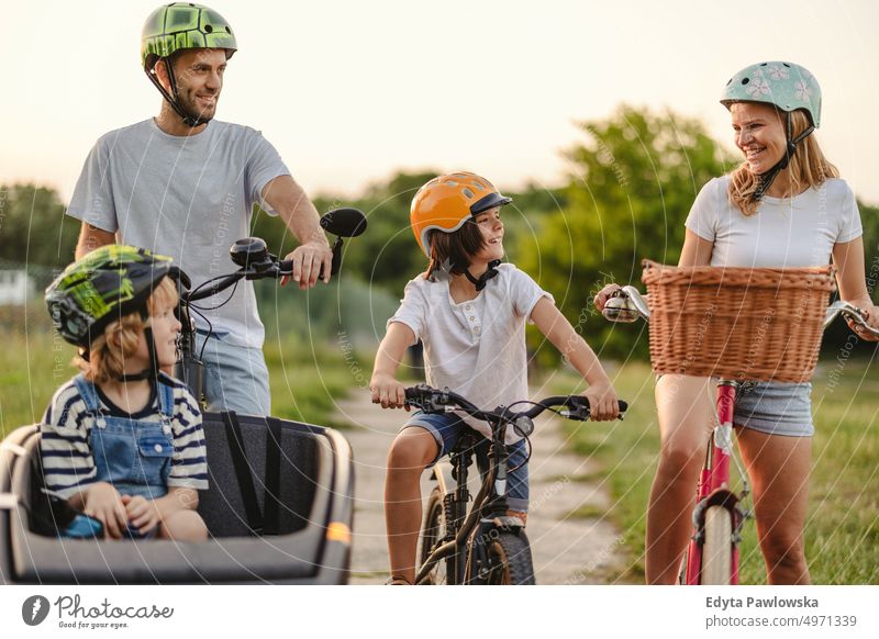 Glückliche Familie beim gemeinsamen Radfahren auf dem Lande Tag Gesunder Lebensstil aktiver Lebensstil im Freien Spaß Freude Fahrrad Fahrradfahren Aktivität