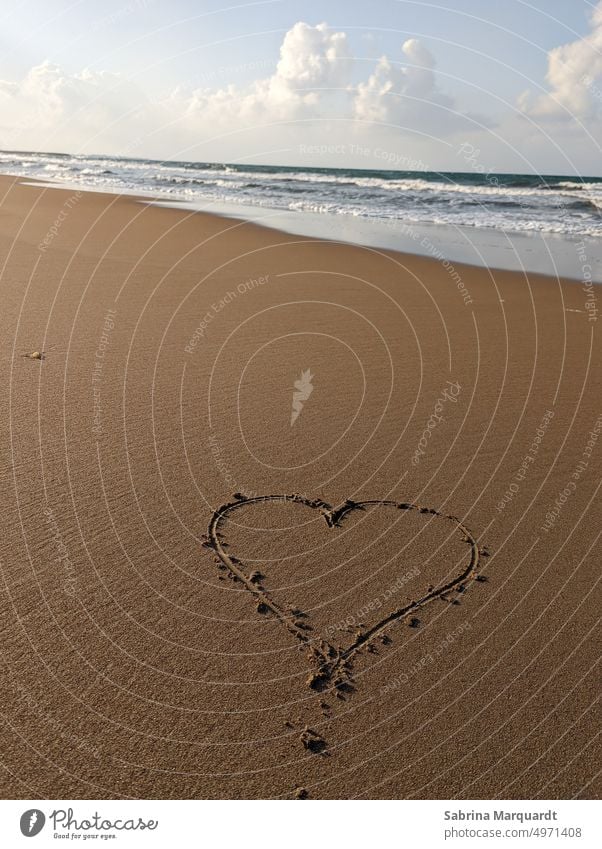 Herz am Strand Sand Wasser Meer Wellen Sommer Sonne Weite Wolken Urlaub Freiheit Erholung Himmel Reisen Sehnsucht Liebe Fernweh Natur