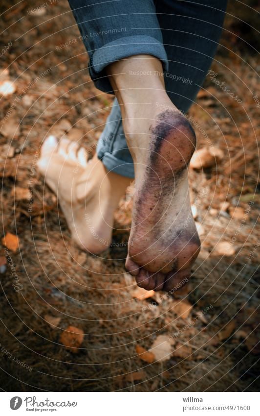 Die einen haben schmutzige Füße, andere schmutzige Gedanken. barfuß nackt nackte Füße dreckig gehen wandern laufen Waldboden herbstlich Sinnespfad Barfußpfad