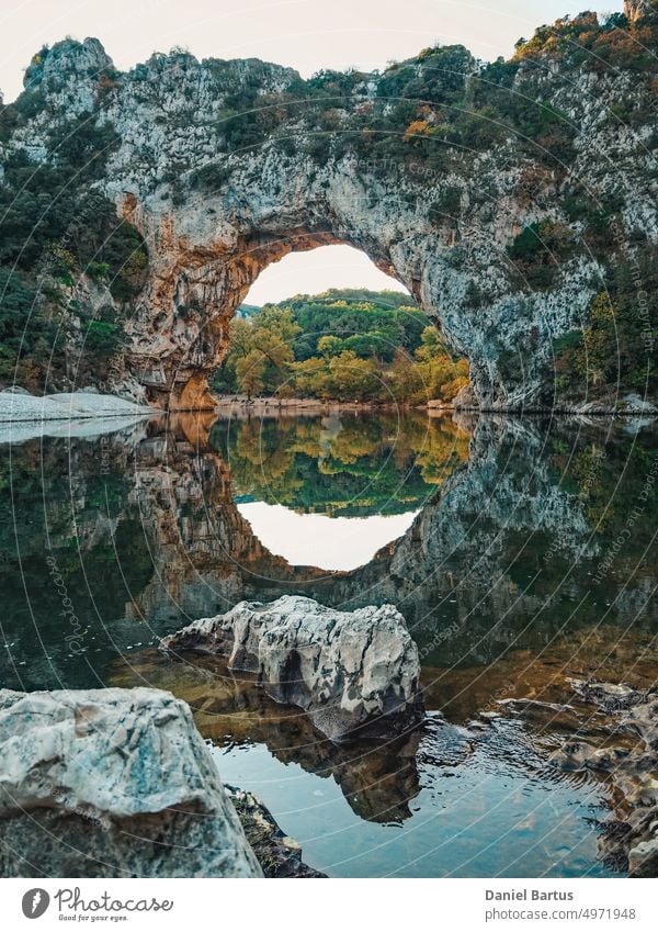 Pont d'Arc mit natürlichen Schluchten in der Ardeche, Frankreich. Rund um Vallon-Pont-d'Arc Ardèche Strand Klippe Küste fallen fließend Wald grün Golfloch See