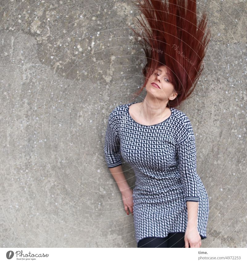 woman in motion Tänzerin Frau feminin langhaarig rothaarig Mauer Haare & Frisuren Vorderansicht Bewegung Wand Porträt Gefühle Leichtigkeit Kreativität Kraft