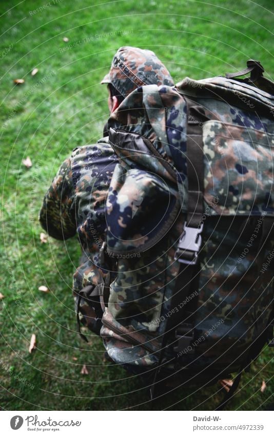 Bundeswehr - Soldat in Uniform mit Rucksack in der Hocke Einsatz Auslandseinsatz wehrpflicht Armee Krieg Deutschland Militär Tarnung Schutz Mann Camouflage grün