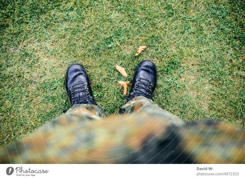 Soldat in Uniform Bundeswehr Flecktarn Krieg Schutz Stiefel Militär Armee verteidigung Deutschland Mann dienen