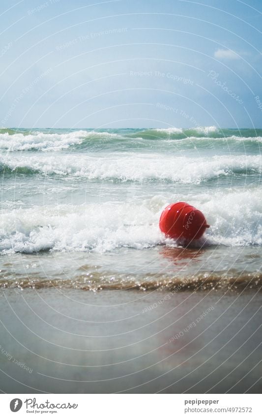 Rote Boje im Wasser Meer Wellen blau Ferien & Urlaub & Reisen Sommerurlaub Tourismus Schwimmen & Baden Strand Küste Außenaufnahme Farbfoto Sand Himmel