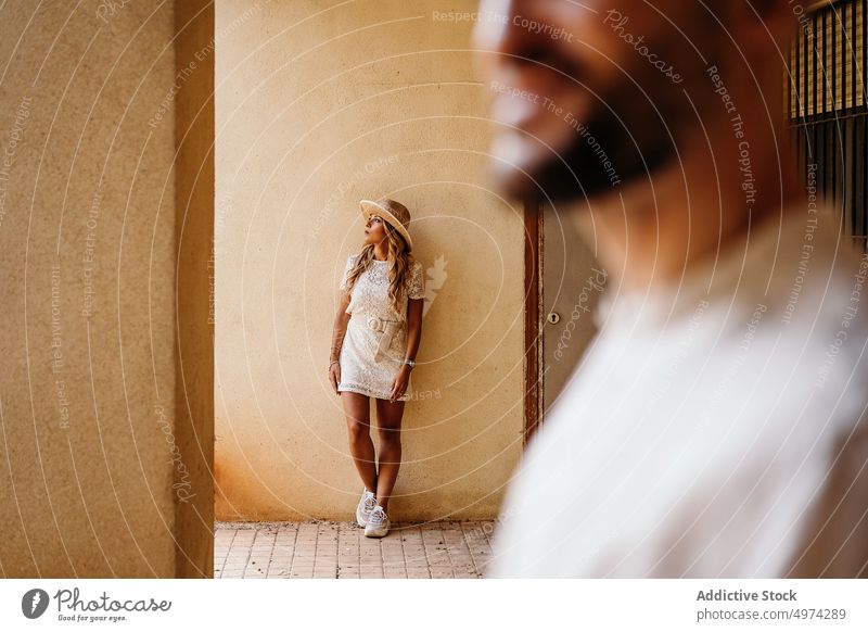 Stilvolle nachdenkliche Frau in der Lobby eines modernen Gebäudes Hut Kleid träumen blond elegant Freude charmant sorgenfrei trendy Mode Vorschein selbstbewusst