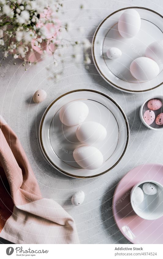 Stilleben mit schön bemalten Ostereiern Lebensmittel Tisch Ei Schalen & Schüsseln braun farbig gepunktet gefärbt Ostern Eier Eierschale niedlich Blume rosa