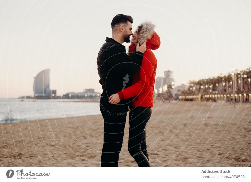 junges romantisches Paar küssend Liebe Küssen Wange Lächeln Datierung Winter Typ Mädchen Menschen Freunde Lachen Glück Mann Frau Freundin gut Ehemann schön