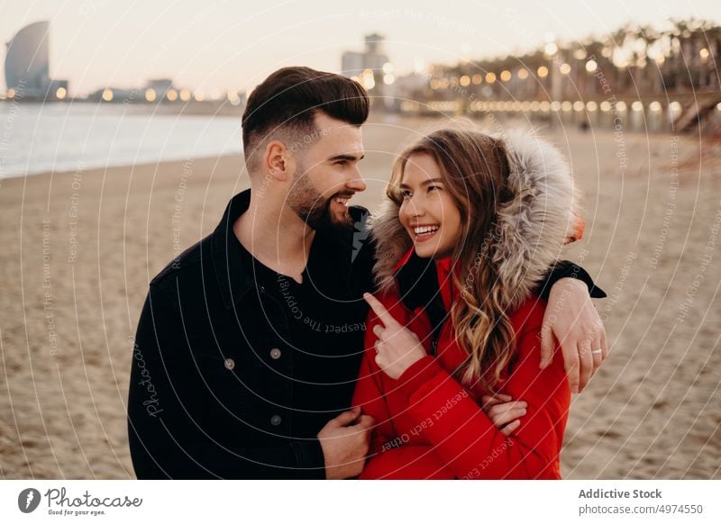 junges romantisches Paar lachend Liebe Lächeln Datierung Winter Typ Mädchen Menschen Freunde Lachen Glück Mann Frau kalt Freundin Spaß im Freien gut Ehemann