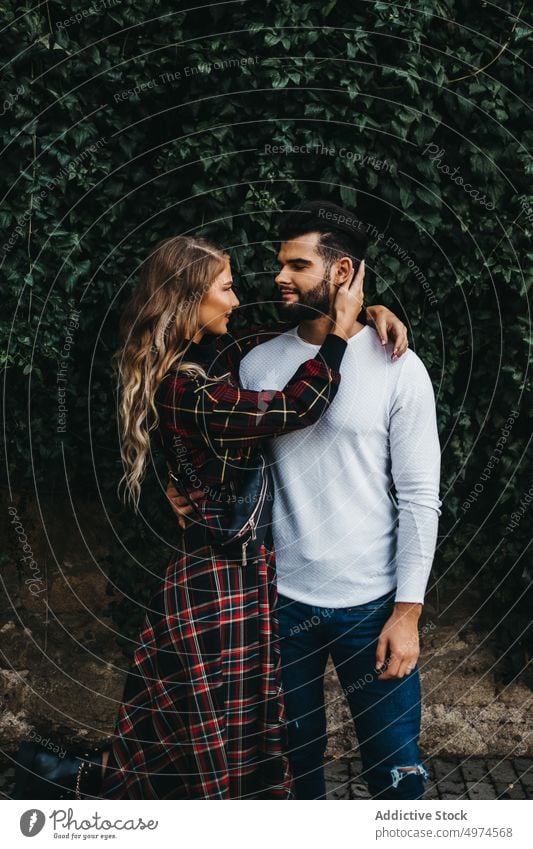 junges, zärtliches Paar auf der Straße Glück Liebe Großstadt Mann Frau Lachen Datierung Mädchen romantisch Familie umarmend Blick Menschen Lächeln Romantik