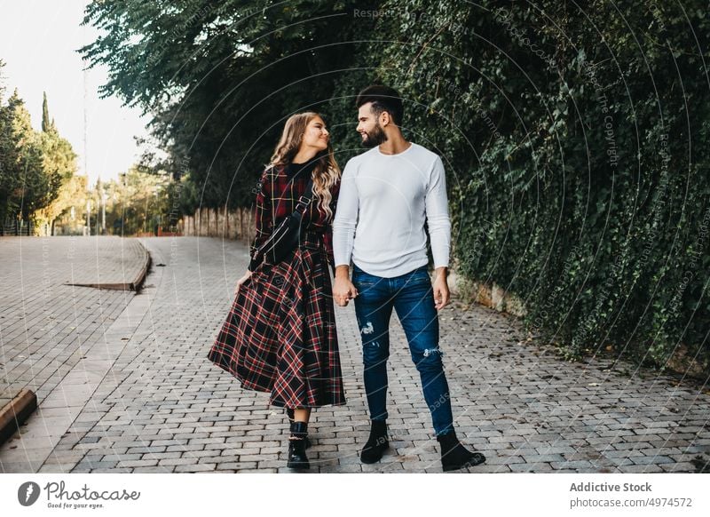 junges, zärtliches Paar auf der Straße Glück Liebe Großstadt Mann Frau Lachen Datierung Mädchen romantisch Familie umarmend Blick Menschen Lächeln Romantik