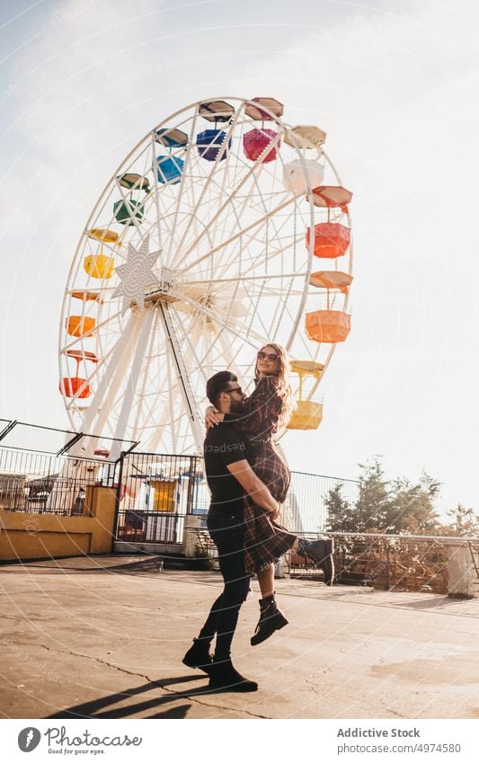 Pärchen auf der Kirmes Paar Datierung Jahrmarkt ferris groß Rad Park jung Mitfahrgelegenheit reisen Menschen Vergnügen Frau Spaß Mann Himmel Fröhlichkeit Glück