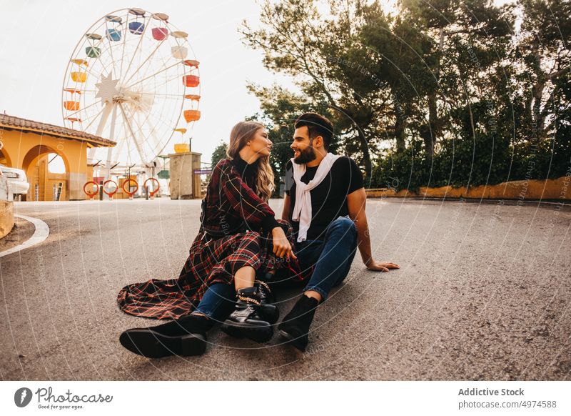 Pärchen auf der Kirmes Paar Datierung Jahrmarkt ferris groß Rad Park jung Mitfahrgelegenheit reisen Menschen Vergnügen Frau Spaß Mann Himmel Fröhlichkeit Glück