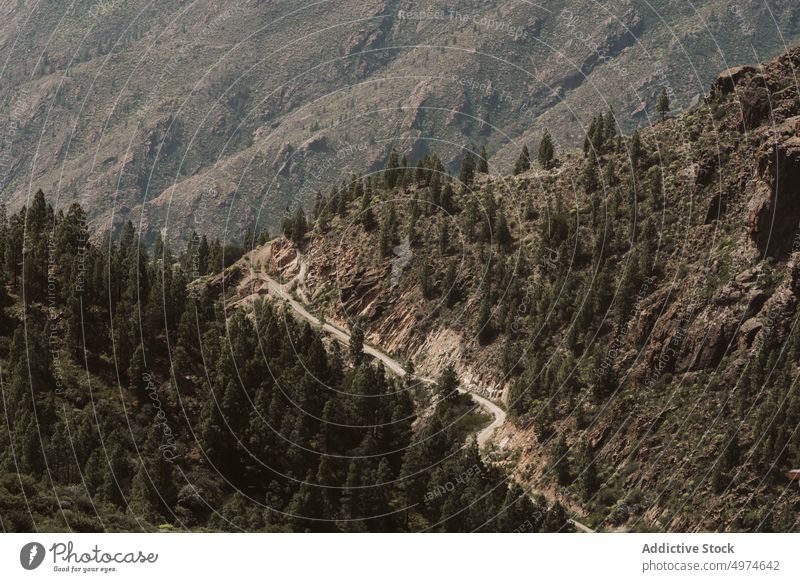 Von oben bergige Landschaft mit einer Straße, die die Berge durchquert im Freien keine Menschen horizontal Natur Berge u. Gebirge reisen Querstraße fahren Reise