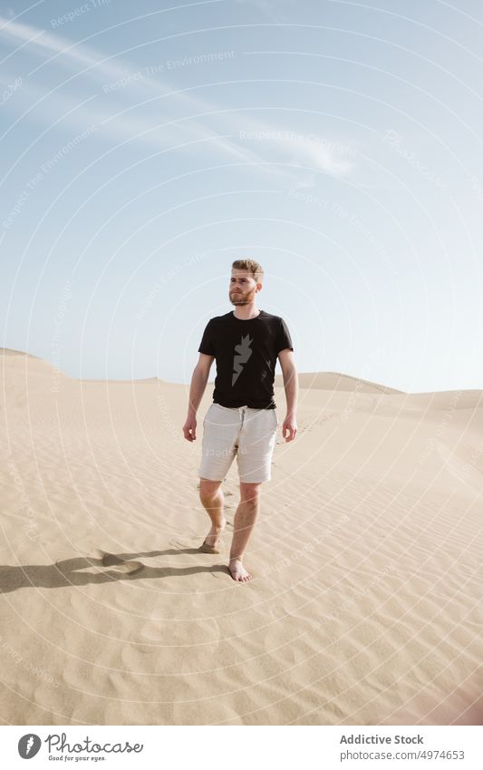 Mann auf Sandboden und blauem Himmel stehend Land Spanien Düne Hand Seite wüst Sonnenuntergang Freiheit Himmel (Jenseits) Abend jung Sommer Natur malerisch