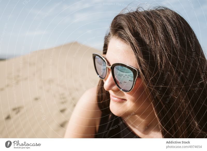 Frau schaut weg auf Sand Land und blauen Himmel bei Sonnenuntergang Porträt Spanien Düne Hand Seite wüst Freiheit Himmel (Jenseits) Abend jung Sommer Natur