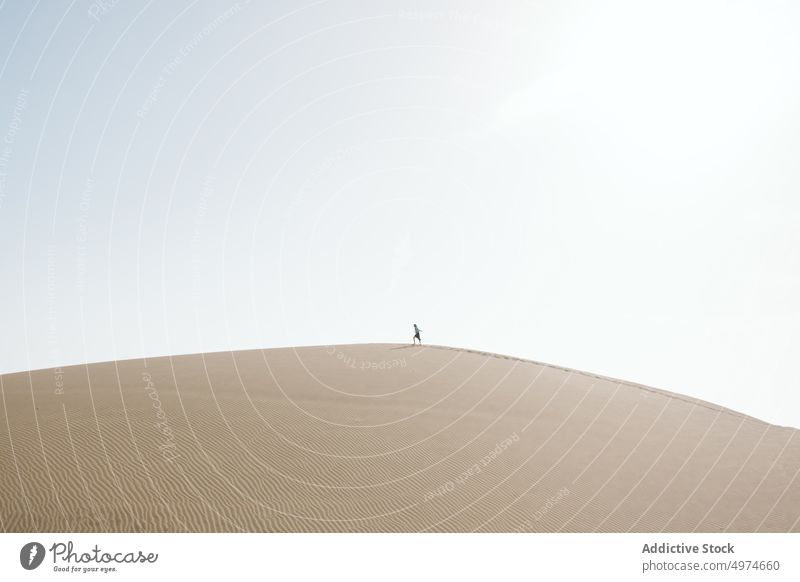 Frau geht auf Sand Land und blauen Himmel bei Sonnenuntergang laufen Spanien Düne Hand Seite wüst Freiheit Himmel (Jenseits) Abend jung Sommer Natur malerisch