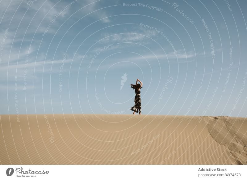 Frau steht auf Sand Land und blauen Himmel bei Sonnenuntergang Spanien Düne Hand Seite wüst Freiheit Himmel (Jenseits) Abend jung Sommer Natur malerisch Europa