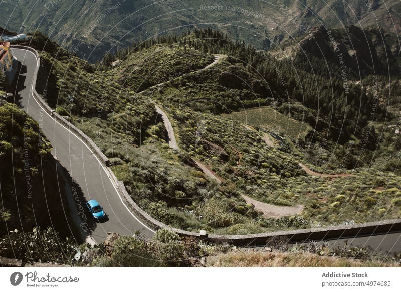 Von oben bergige Landschaft mit einer Straße, die die Berge durchquert PKW Berge u. Gebirge im Freien horizontal Natur reisen Querstraße fahren Reise Tal Kurve