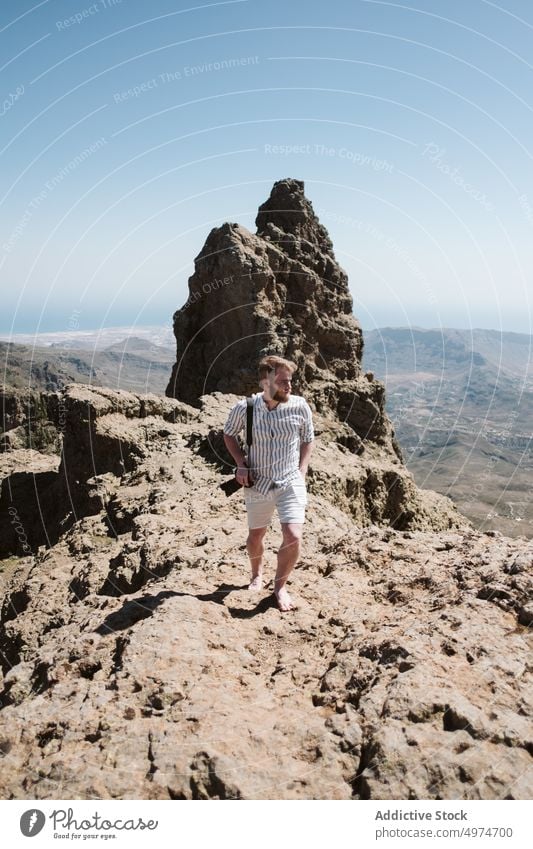 Fotograf beim Fotografieren in einer Berglandschaft Mann Berge u. Gebirge Person Landschaft Natur im Freien reisen Fotokamera Abenteuer Himmel Tourismus