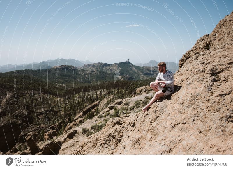 Fotograf beim Fotografieren in einer Berglandschaft Mann Berge u. Gebirge Person Landschaft Natur im Freien reisen Fotokamera Abenteuer Himmel Tourismus