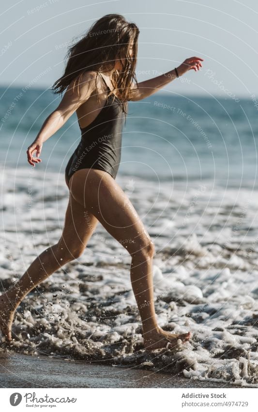 Frau spielt mit Meereswellen an einem sonnigen Tag MEER Person Spaß Urlaub im Freien Sommer Freude winken jung Mädchen Feiertag Natur Wasser Strand reisen