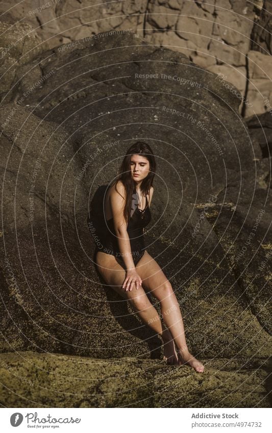 Frau rastend am felsigen Strand Klippe Schönheit Stil Natur Kokette MEER Meer hübsch brünett lange Haare Stehen romantisch trendy verführerisch Sommer Urlaub