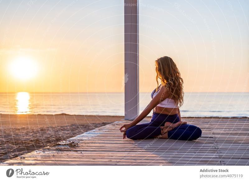 Flexible Frau macht Yoga am Strand Pose Asana Sonnenaufgang Seeküste Dehnung üben Konzentration Harmonie Gesundheit Gleichgewicht sich[Akk] entspannen