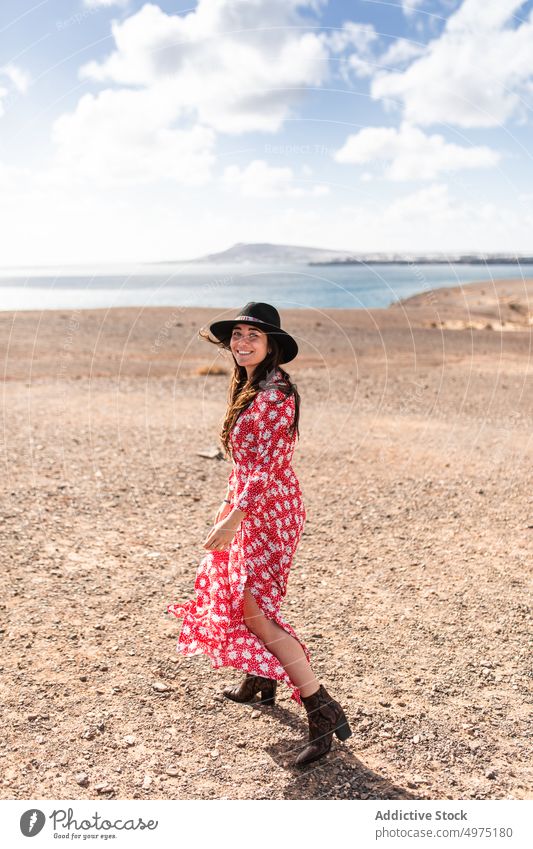 Stilvolle junge ethnische Frau am Meer mir folgen Spaziergang Reisender Mode Natur romantisch Ausflug Feiertag Liebe Zusammensein Glück lange Haare dunkles Haar