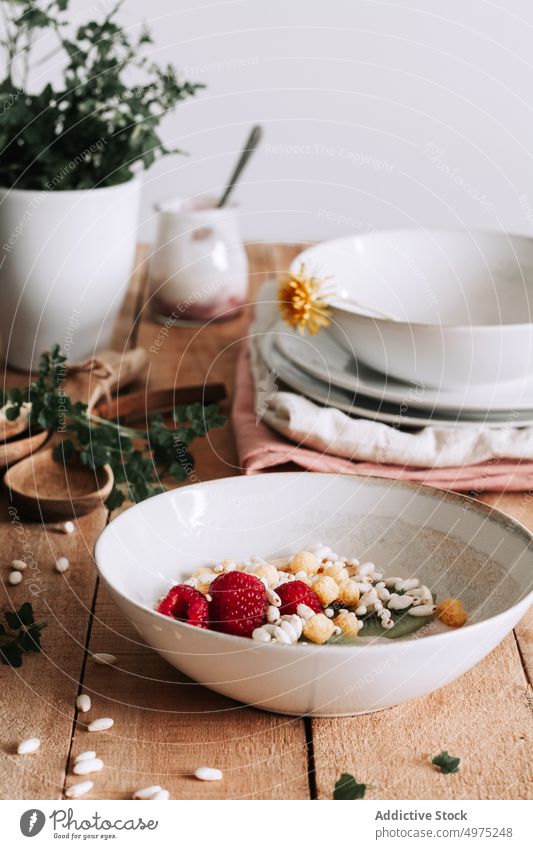 Schale mit frischen Früchten Holz hölzern rustikal Lebensmittel Tisch Gesundheit oben Hintergrund Banane Beeren Blaubeeren Schalen & Schüsseln Frühstück lecker