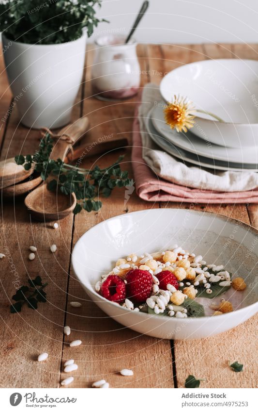 Schale mit frischen Früchten Holz hölzern rustikal Lebensmittel Tisch Gesundheit oben Hintergrund Banane Beeren Blaubeeren Schalen & Schüsseln Frühstück lecker