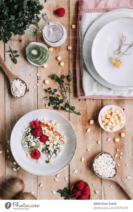 Schale mit frischen Früchten Holz hölzern rustikal Lebensmittel Tisch Gesundheit oben Hintergrund Banane Beeren Blaubeeren Schalen & Schüsseln Frühstück lecker